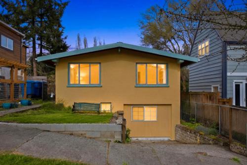 Stevens House | Serene MidCentury Gem 5BR Madison Park & World Cup