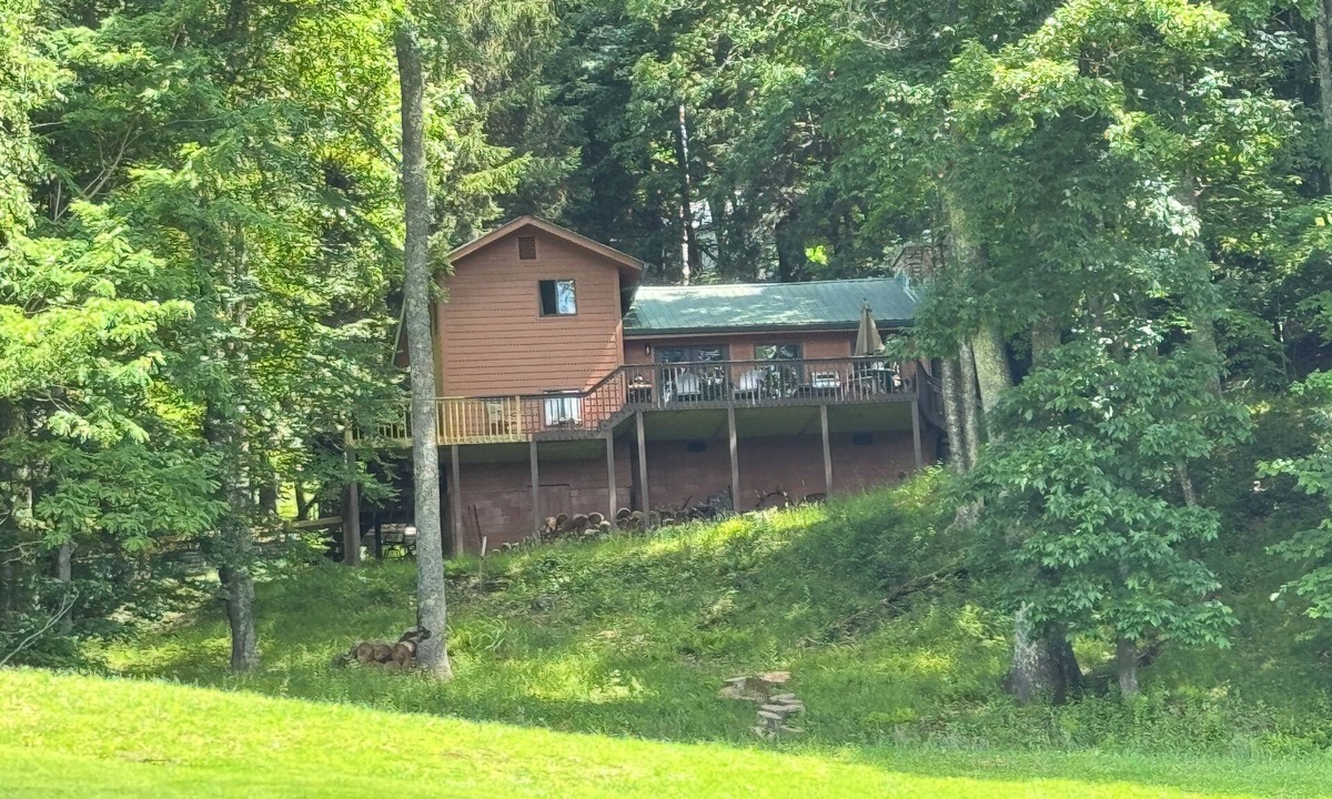 Wolf Laurel House | Serene Mountain Retreat on Wolf Laurel Golf Course – Views of Hatley Pointe Ski