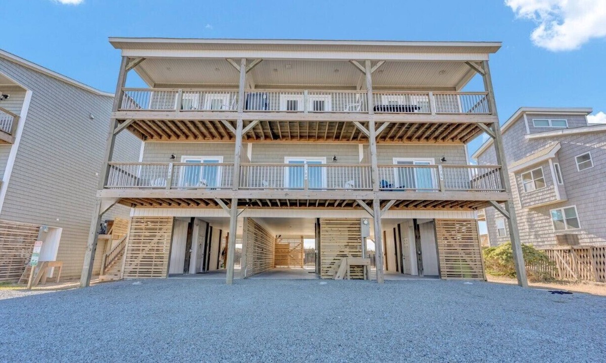 Sneads Ferry House | Sky Paradise: Modern Oceanfront Townhome @ Top Shelf Stays