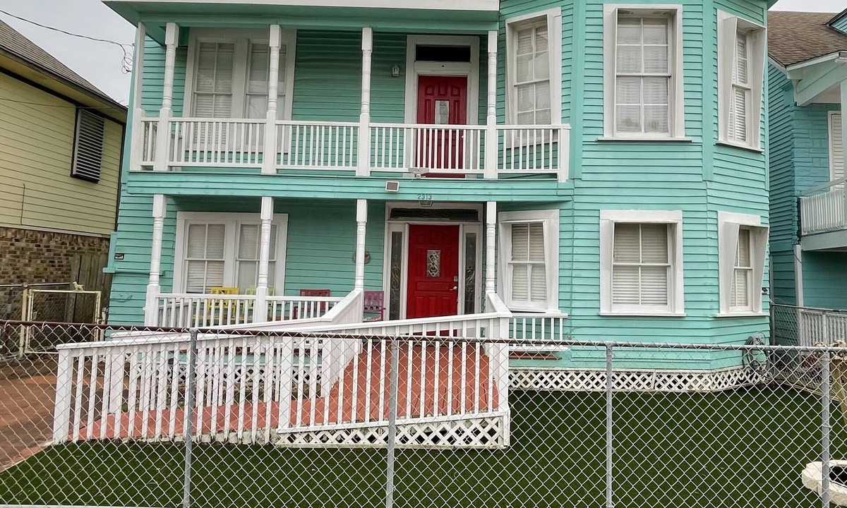 San Jacinto House | Sleep 16-7 BR & 3BA 3.5 blocks to Pleasure Pier, close to cruise port and strand