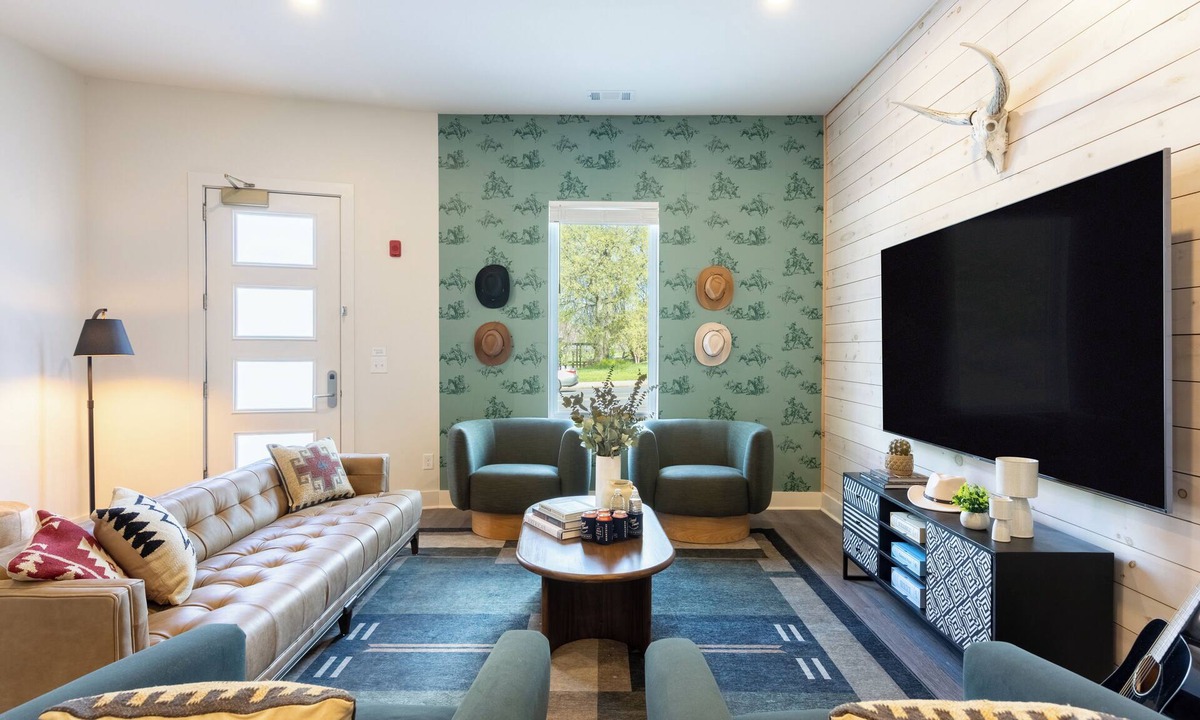 Historic Edgefield House | Sleeps 190 | Entire Hotel Near DT | The Outrider