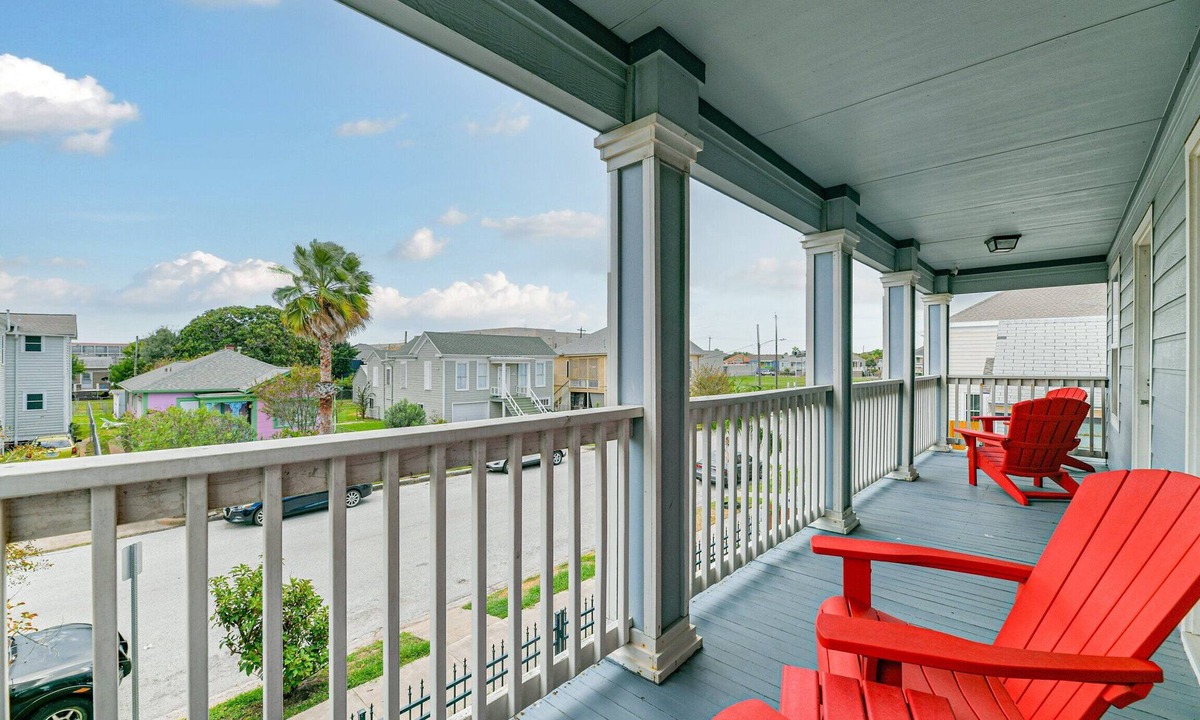 San Jacinto House | Spacious 2-story house nestled just 3 blocks away from the picturesque seawall!