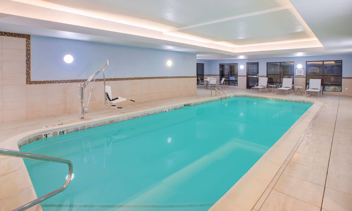 Benton Harbor Condo | Spacious 2BR Suite w/Dining Area & Breakfast