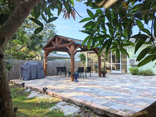 Ridge Wood Heights House | Spacious 3BR Sarasota Family Home 12 Min to Siesta Key Beach