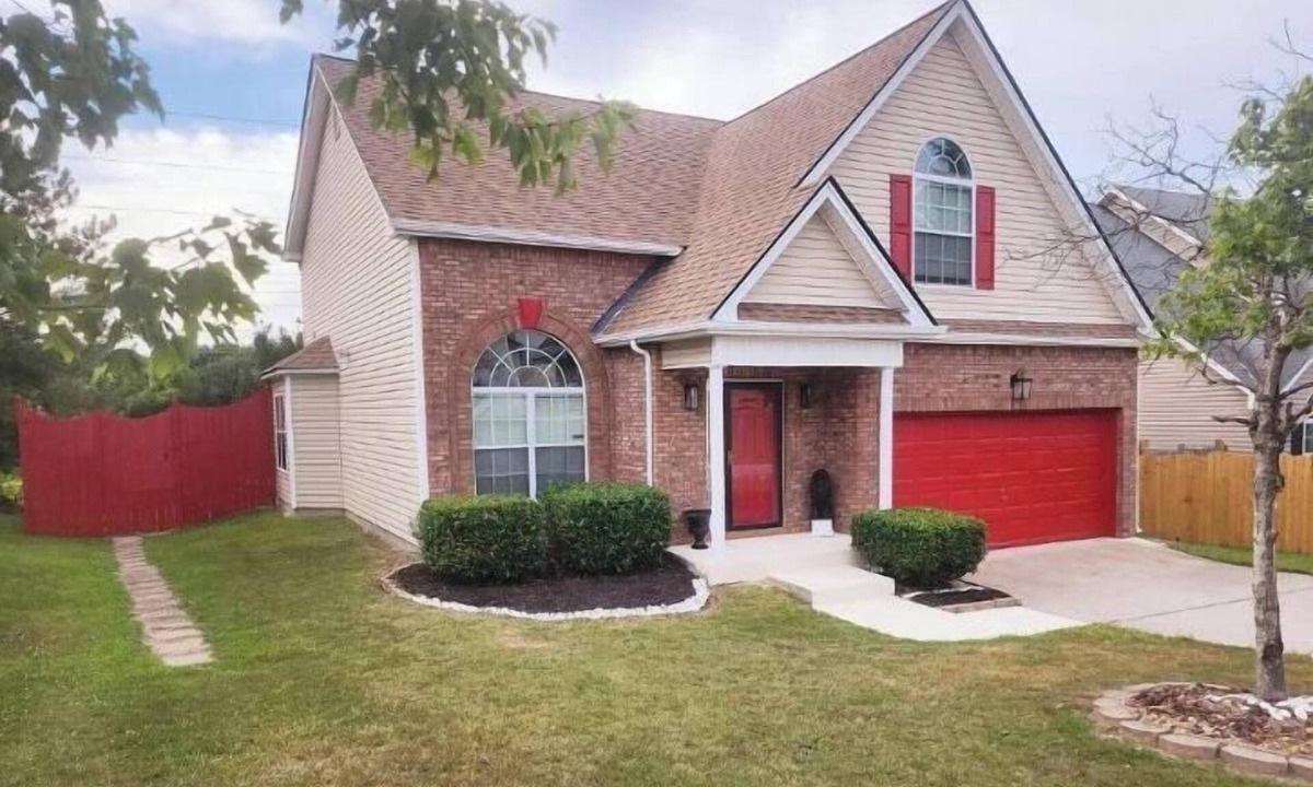 Union City House | Spacious 4-bedroom, 2.5 bath home in beautiful Fairburn with spacious living