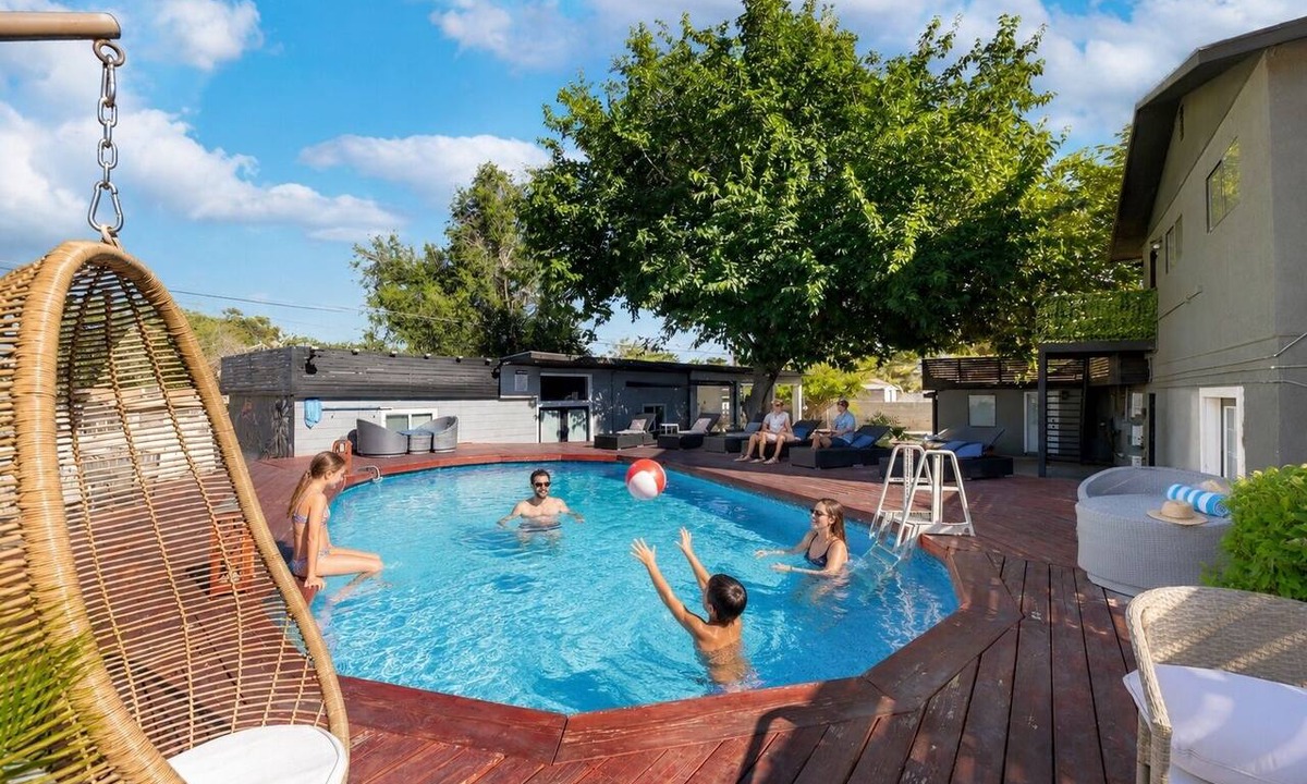 Rancho Oakey House | Spacious 9-bedroom house in Las Vegas 15 min to The Strip!