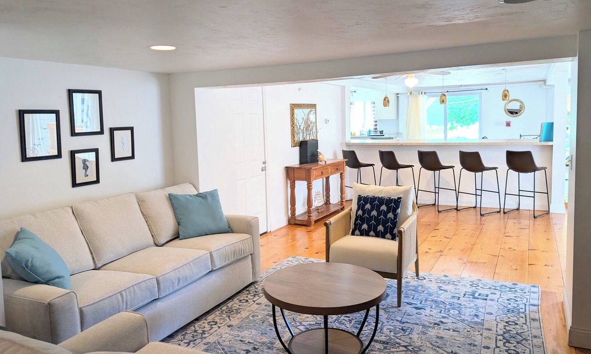 Onset Apartment | Spacious and Bright , Very Close to Beach!