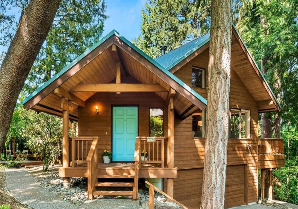 Cedar Heights House | Spacious Cabin Style Home with Hot Tub, Sauna, AC, King Bed, Loft, Free Parking