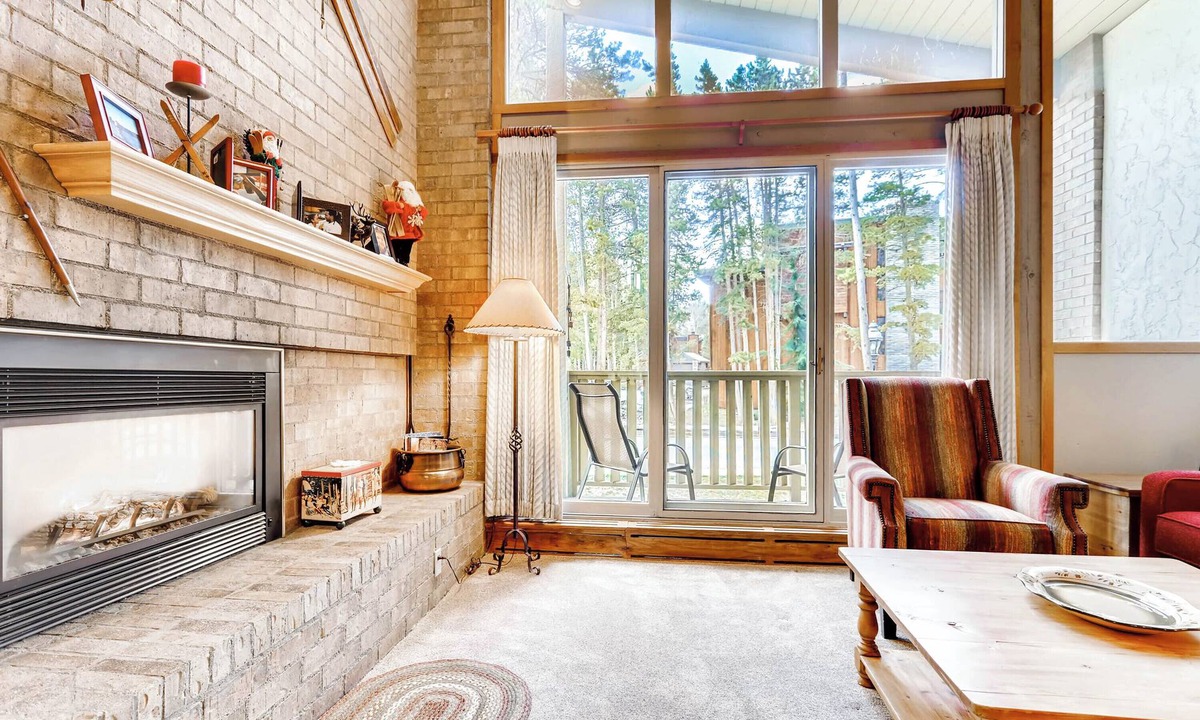 Warrior's Mark House | Spacious Retreat + Loft. Gas Fireplace Modern Style. 5-Min Walk to Town! CH05