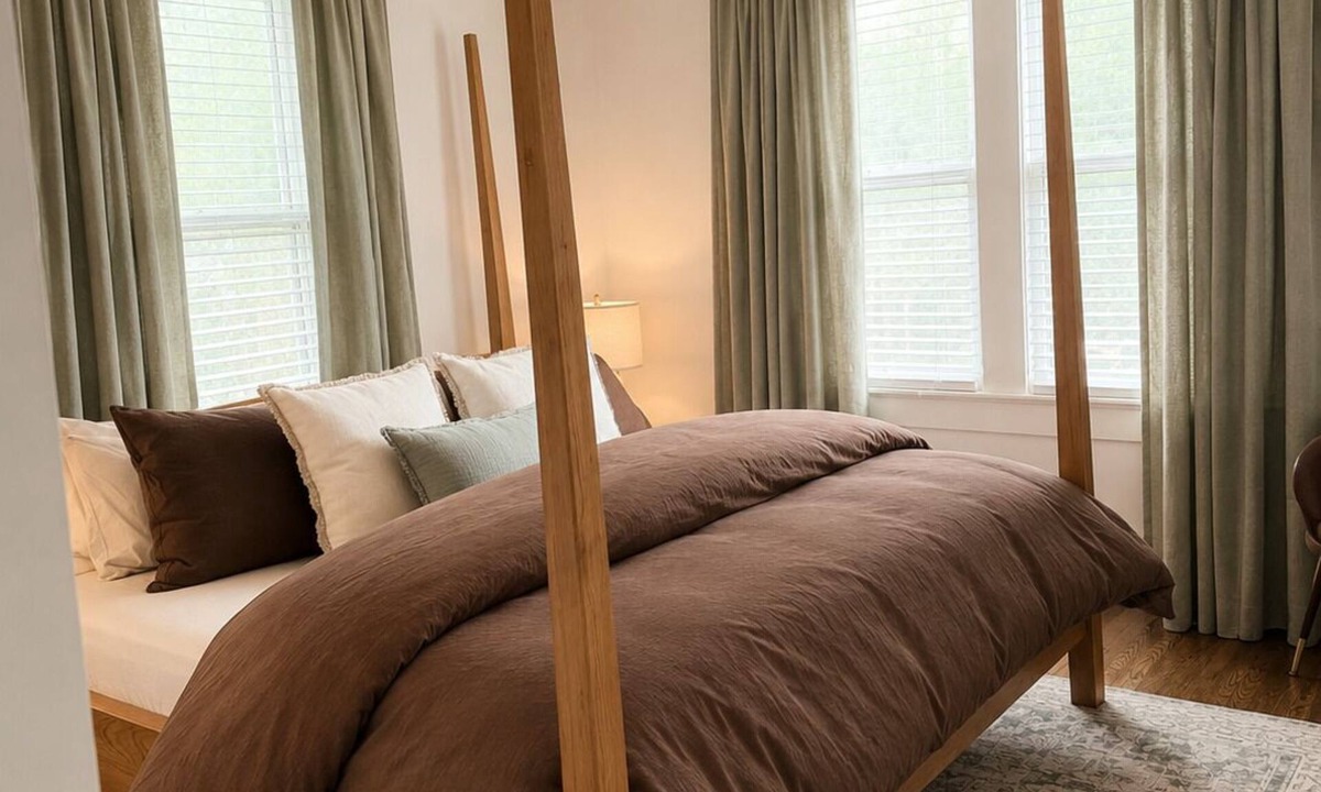 River Road Apartment | Spacious Retreat Near River Walk & The Pearl – 2BR, Ideal for Groups