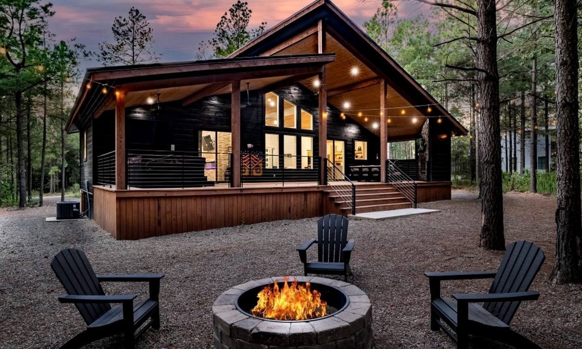 Hochatown Cabin | Splendid Intimate Cabin Great for a Romantic Getaway in Oklahoma