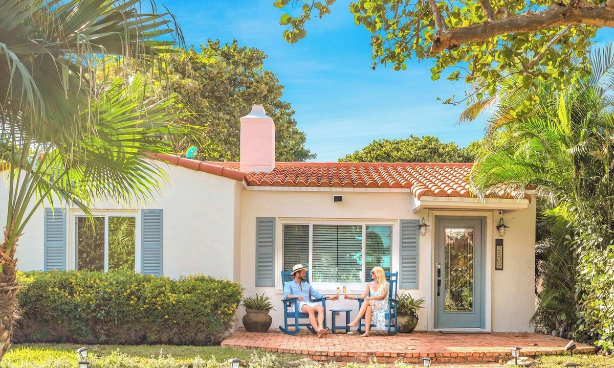Lauderdale Beach House | Steps from Beach/Quaint Cottage/Heated Pool/Sand Key/RESlDENCES