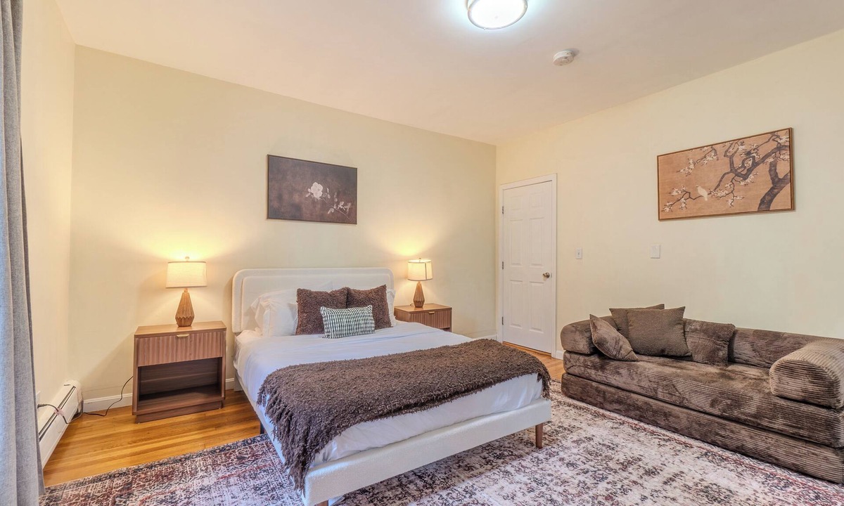 Everett Apartment | Stylish Modern 5BR Home W/Private Balcony
