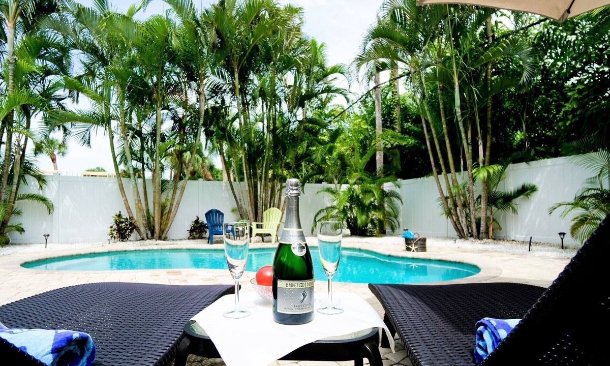 Holmes Beach House | Sunbreeze – Tropical Poolside Living Just Steps from the AMI Beaches