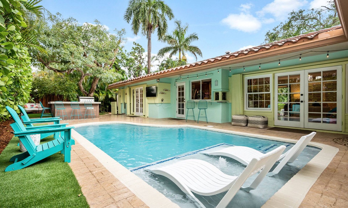 Fort Lauderdale House | Sunny Palms Villa - Heated Pool + Hot Tub, 2 miles to the Beach!