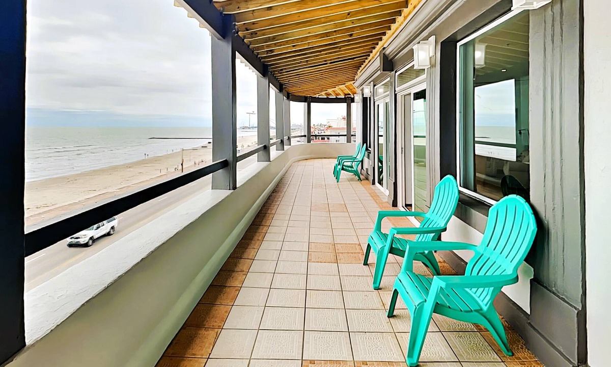 San Jacinto Condo | Sunset On The Seawall #1 by Ryson Vacation Rentals