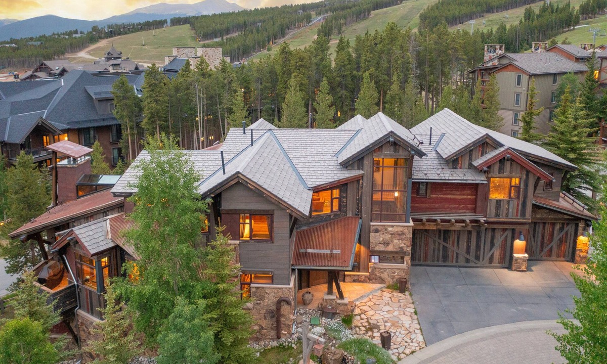 Breckenridge House | The Apex of Ski-In Ski-out Estates. Walk to Restaurants, Theater, Hot Tub, Game Tables!