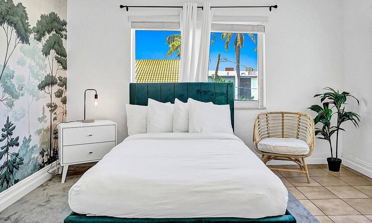 North Beach Apartment | The Nook Hollywood, short walk from the beach, with pool and Free Parking!