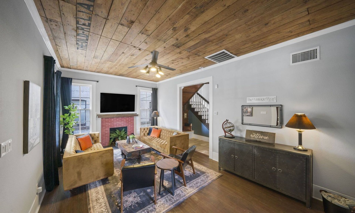 Government Hill House | The Vintage Pearl - 5BR Unique Home by the Pearl
