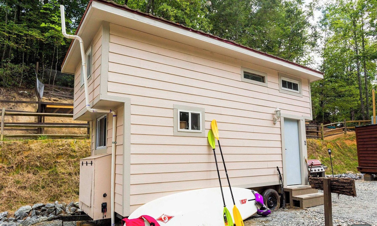 Lake Lure Cottage | Tiny House “Light & Lofty” + Games, Lake Lure 2 mi