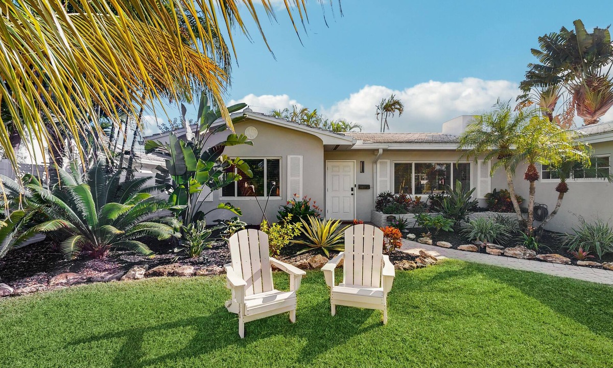 Santa Barbara Estates House | Tropical backyard oasis w/putting green, grill, tiki bar & walk to beach