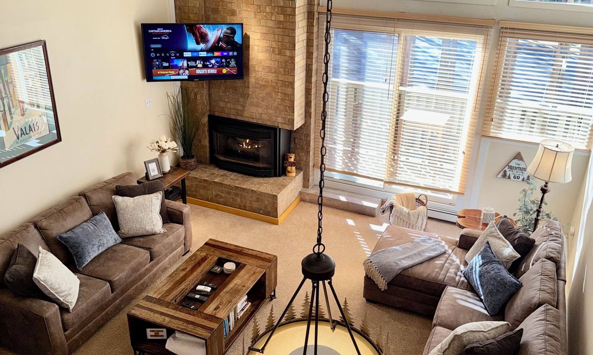 Warrior's Mark House | Updated Spacious 3BR/3BA Townhouse - Walk to Town and Lifts