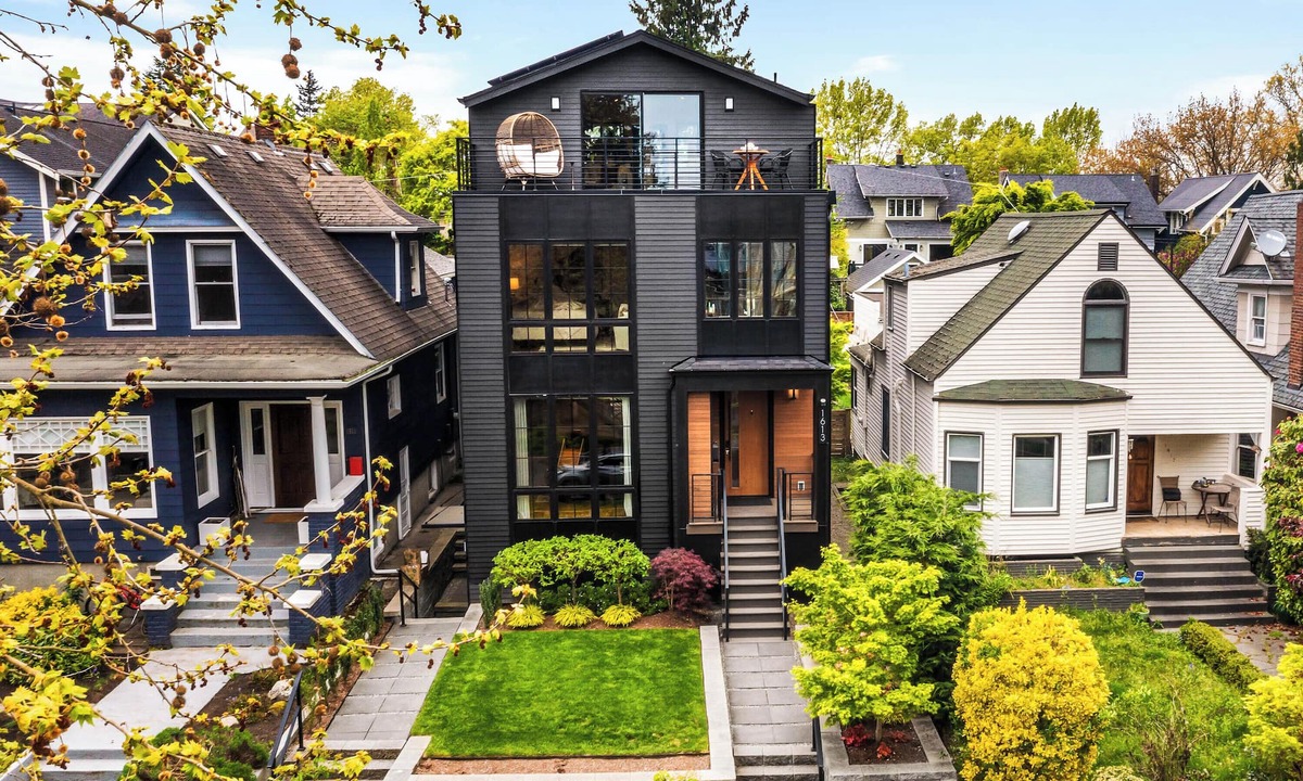 West Queen Anne House | VIEW from 2 Rooftop Decks, Walk to Kerry Park, Minutes to DT and Space Needle