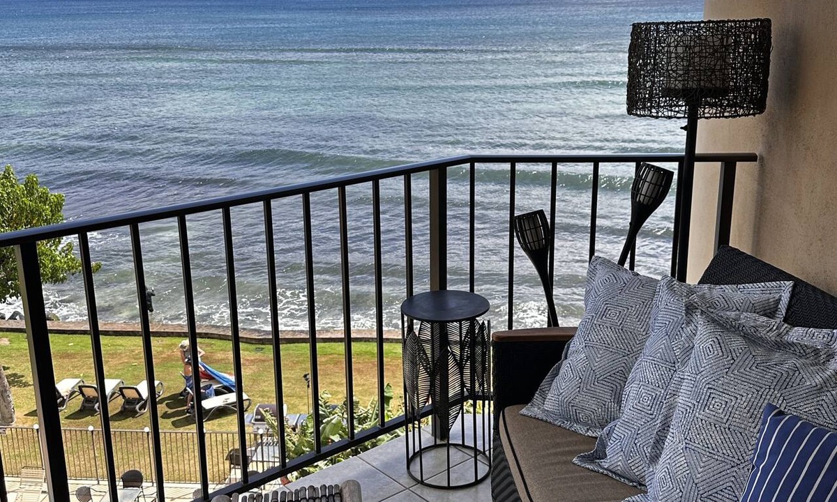 Maalaea Condo | View whales from modern Top floor Oceanfront condo. Maalaea, Haleakala sunrise!