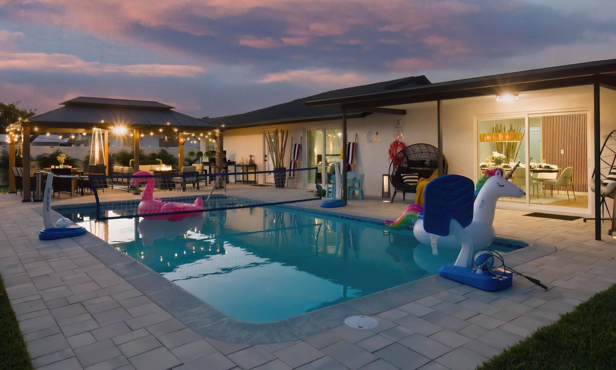 Palma Sola House | VILLA THEO Sleeps 16: Family-Friendly Villa w/Heated Pool, Mini-Golf & Near AMI