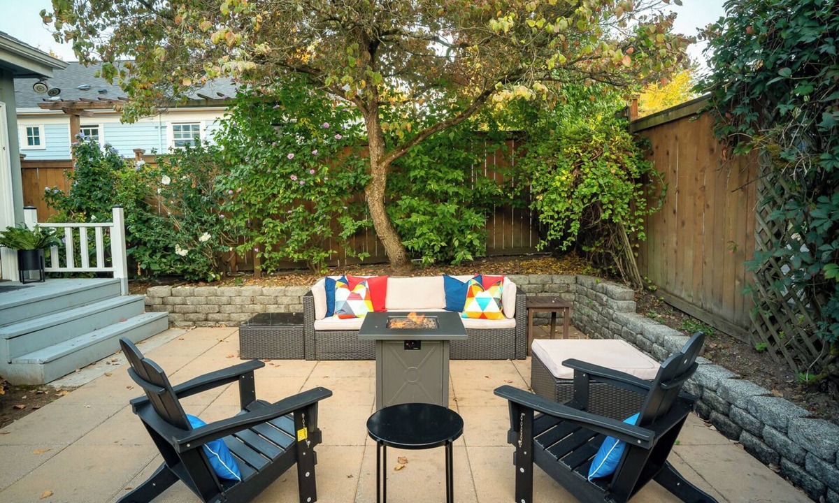 Seattle House | Walk 2 Lake! ~ Home Gym ~ A/C ~ Kid & Dog Friendly