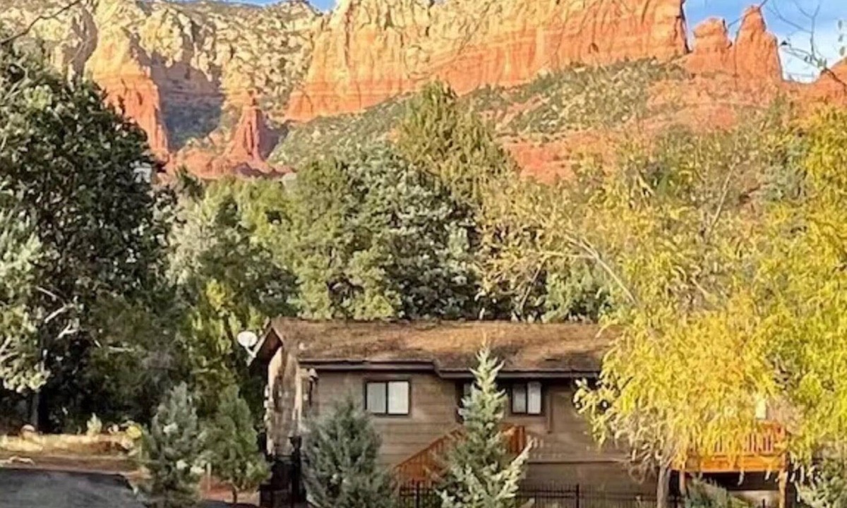 Uptown Sedona House | WALK EVERYWHERE IN UPTOWN VIEWS GALORE ! PRIVACY AND PEACE W/HOT TUB AND VIEWS