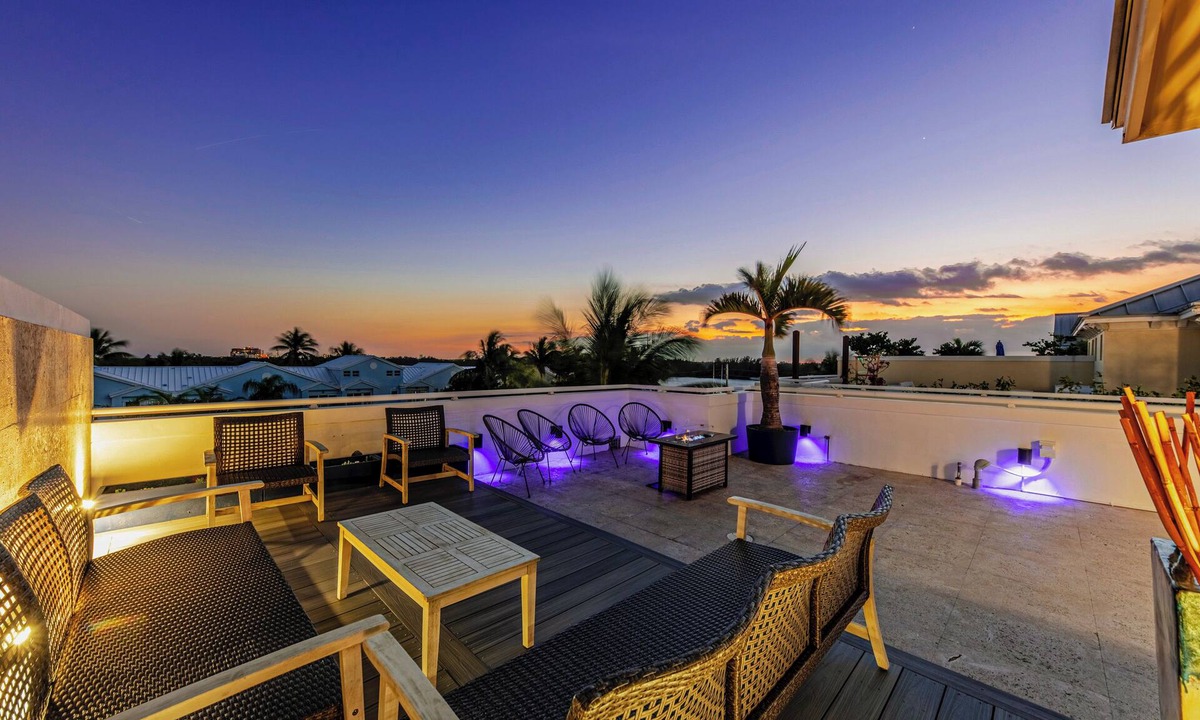 North Beach House | Walk to Hollywood Beach: Luxury Family Getaway!