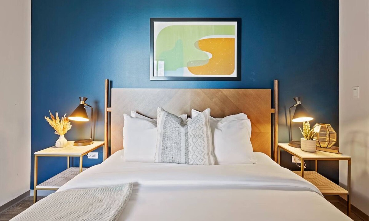Sobro Apartment | Work-Ready Downtown Stay | Rooftop Lounge & Kitchen | Near Broadway & Symphony