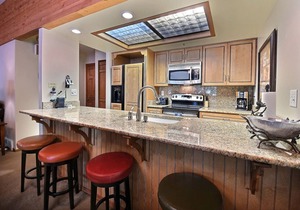 3BR Lakeside Condo at Deer Valley Snowpark Base - Free Shuttle & Bus