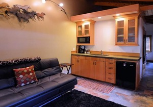 Carriage House Accommodations - Tecumseh's Cottage