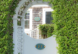Charming Brant Point 4 bedroom cottage with deck and private yard