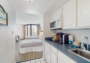 Charming ocean-view condo w/shared hot tub, pools, and lazy river