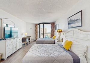 Charming ocean-view condo w/shared hot tub, pools, and lazy river