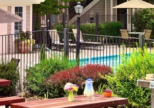 Convenient Countryside Stay, 2 Awesome Units, Pool, Free Parking, Pet-Friendly