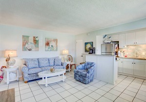 🐚 Gulf Winds Ground-Floor Condo — Beachy Vibes & Easy Access