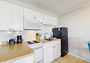 Oceanfront studio with lovely views, AC & great location - dogs welcome
