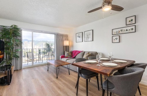 McCully - Moiliili Apartment | 01 FREE Parking 10 min beach 2br-Waikiki Ala Moana