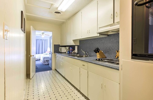 San Jacinto Apartment | < 1/2 Mi to Porretto Beach! Couples Retreat