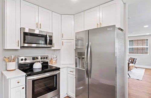 Murray Hill House | 1,536 sqft | 3/2 Modern Bungalow -7 miles to Stadium!