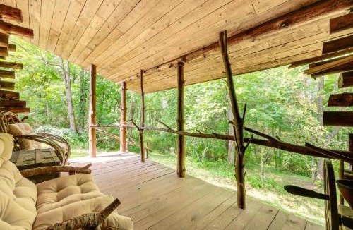 Paris House | 1800s Romantic Cabin! Fireplace + 3 Jacuzzi Tubs