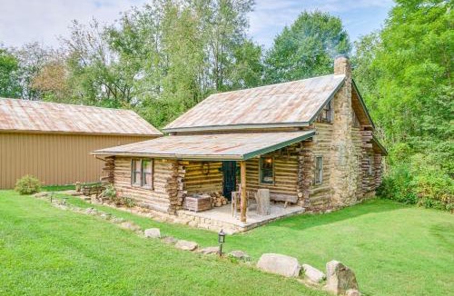 Paris House | 1800s Romantic Cabin! Fireplace + 3 Jacuzzi Tubs