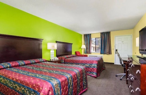 Orlinda Hotel | 2 Accommodations for Family or Group Stay near Kentucky Downs | Free Parking