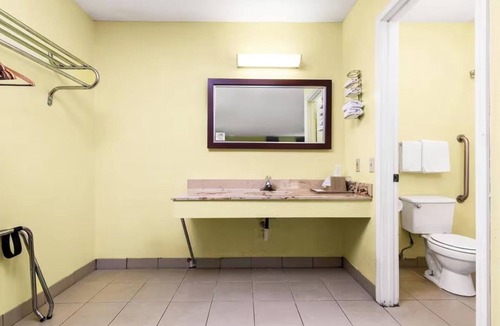 Orlinda Hotel | 2 Accommodations for Family or Group Stay near Kentucky Downs | Free Parking