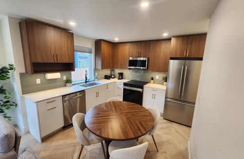 West Woodland House | 2 bed 2 bath, Private Home with Outstanding Views! 10min to Beach/Downtown