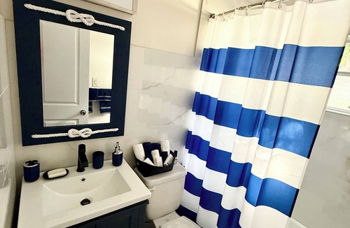 Sarasota Apartment | 2-bedroom secondary suite in lovely Sarasota